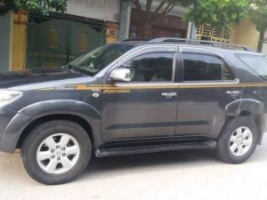 Toyota Fortuner 2011 - Cần bán gấp Toyota Fortuner sản xuất 2011, màu xám xe gia đình