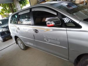 Toyota Innova G 2010 - Cần bán lại xe Toyota Innova G đời 2010, màu bạc số sàn