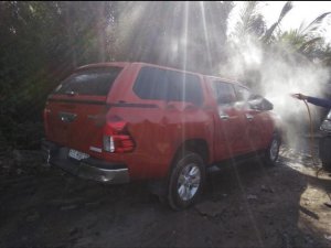 Toyota Hilux 2017 - Cần bán xe Toyota Hilux đời 2017, màu đỏ như mới