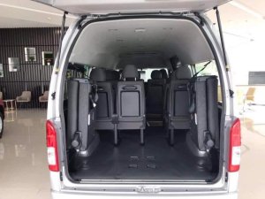 Toyota Hiace 2018 - Bán Toyota Hiace năm sản xuất 2018, màu bạc, xe nhập, giá 950tr