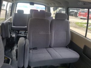 Toyota Hiace 2004 - Cần bán xe Toyota Hiace năm sản xuất 2004, màu bạc, giá cạnh tranh