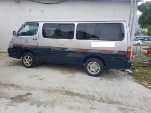 Toyota Hiace 2004 - Cần bán xe Toyota Hiace năm sản xuất 2004, màu bạc, giá cạnh tranh