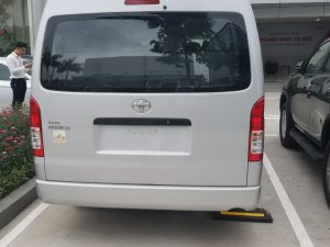 Toyota Hiace 2018 - Bán Toyota Hiace sản xuất năm 2018, màu bạc, nhập khẩu, giảm ngay 169 tr chỉ còn 830tr