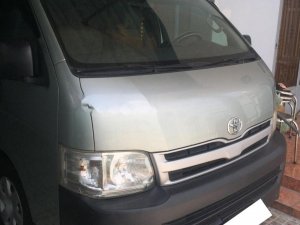 Toyota Hiace 2011 - Cần bán gấp Toyota Hiace đời 2011, màu bạc