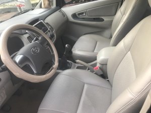 Toyota Innova 2.0E 2015 - Bán Toyota Innova 2.0E năm 2015, màu bạc chính chủ, 552 triệu