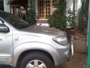 Toyota 4 Runner G 2010 - Bán xe Toyota Fortuner G đời 2010, màu bạc