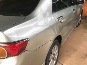 Toyota Corolla Altis 2010 - Bán Toyota Corolla altis sản xuất năm 2010, màu bạc số sàn, giá cạnh tranh