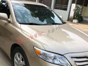 Toyota Camry 2010 - Cần bán gấp Toyota Camry sản xuất 2010, màu vàng