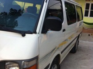 Toyota Hiace 2.0 2001 - Cần bán Toyota Hiace 2.0 đời 2001, màu trắng, giá tốt