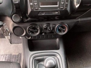 Toyota Hilux 2015 - Xe Toyota Hilux sản xuất 2015, màu đỏ số sàn