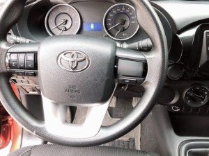 Toyota Hilux 2015 - Xe Toyota Hilux sản xuất 2015, màu đỏ số sàn