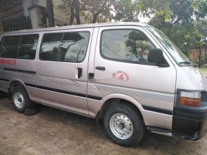 Toyota Hiace 2002 - Bán xe Toyota Hiace đời 2002, xe nhập, 65 triệu