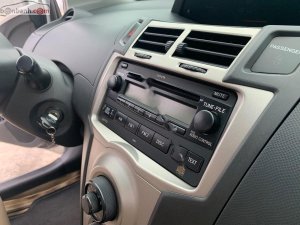 Toyota Yaris 2011 - Cần bán lại xe Toyota Yaris sản xuất năm 2011, màu bạc, nhập khẩu