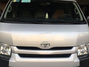 Toyota Hiace 2017 - Cần bán Toyota Hiace 2017, màu bạc, xe nhập, giá chỉ 715 triệu