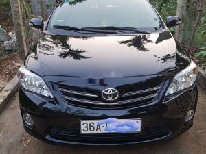 Toyota Corolla 2013 - Cần bán lại xe Toyota Corolla sản xuất năm 2013, màu đen xe gia đình