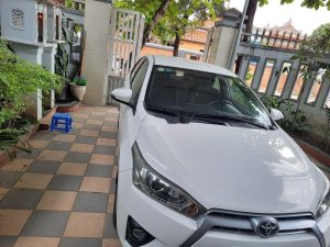 Toyota Yaris 2015 - Cần bán lại xe Toyota Yaris sản xuất năm 2015, màu trắng số tự động