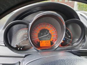 Toyota Yaris 2015 - Cần bán lại xe Toyota Yaris sản xuất năm 2015, màu trắng số tự động