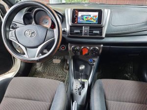 Toyota Yaris 2015 - Cần bán lại xe Toyota Yaris sản xuất năm 2015, màu trắng số tự động
