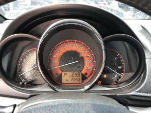 Toyota Yaris 2015 - Bán Toyota Yaris 1.3G AT đời 2015, màu xám, xe nhập