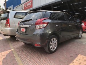 Toyota Yaris 2015 - Bán Toyota Yaris 1.3G AT đời 2015, màu xám, xe nhập
