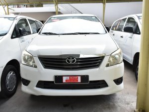 Toyota Innova J 2014 - Bán xe Toyota Innova J đời 2014, màu trắng, giá tốt