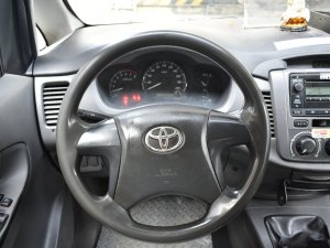 Toyota Innova J 2014 - Bán xe Toyota Innova J đời 2014, màu trắng, giá tốt