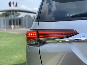 Toyota Fortuner 2017 - Cần bán nhanh chiếc xe Toyota Fortuner sản xuất 2017, màu bạc, xe nhập