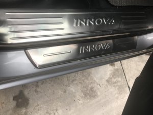 Toyota Innova 2017 - Gia đình cần bán xe Toyota Innova sản xuất 2017, màu bạc 