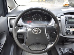 Toyota Innova 2014 - Bán xe Toyota Innova J đời 2014, màu trắng, 300tr