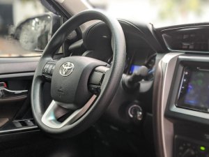 Toyota Fortuner 2019 - Cần bán Toyota Fortuner 2.4G đời 2019, màu đen giá cạnh tranh
