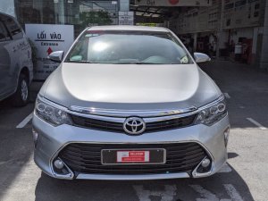 Toyota Camry 2017 - Bán xe Toyota Camry 2.0 E đời 2017, màu bạc