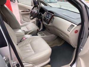 Toyota Innova 2015 - Bán xe Toyota Innova 2.0V sản xuất 2015, màu bạc, giá khuyến mãi