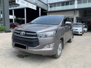Toyota Innova 2.0E 2018 - Bán gấp xe Toyota Innova 2.0E 2018 số sàn xe đẹp đi kĩ chính hãng Toyota Sure