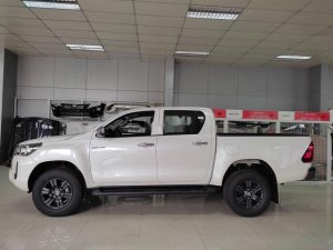 Toyota Hilux   2.4AT  2021 - Bán ô tô Toyota Hilux 2.4AT năm sản xuất 2021, màu đỏ, nhập khẩu