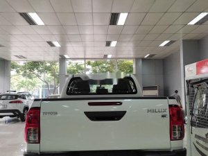 Toyota Hilux   2.4AT  2021 - Bán ô tô Toyota Hilux 2.4AT năm sản xuất 2021, màu đỏ, nhập khẩu