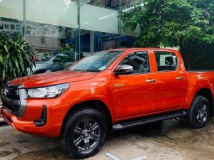 Toyota Hilux 2.4 4x2 AT 2021 - Toyota Hilux 2.4 AT 4X2 màu đỏ cam giao ngay tháng 11