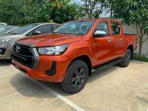 Toyota Hilux 2.4 4x2 AT 2021 - Toyota Hilux 2.4 AT 4X2 màu đỏ cam giao ngay tháng 11