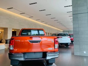 Toyota Hilux 2.4 4x2 AT 2021 - Toyota Hilux 2.4 AT 4X2 màu đỏ cam giao ngay tháng 11