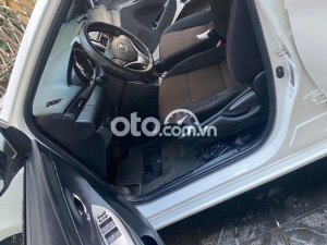 Toyota Yaris 2017 - Cần bán lại xe Toyota Yaris đời 2017, màu trắng, nhập khẩu nguyên chiếc xe gia đình