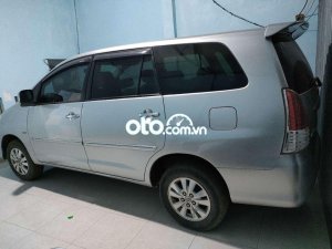 Toyota Innova G 2010 - Cần bán gấp Toyota Innova G năm sản xuất 2010, màu bạc