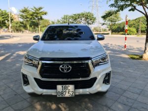 Toyota Hilux   2018 - Cần bán lại xe Toyota Hilux năm 2018, màu trắng, nhập khẩu 