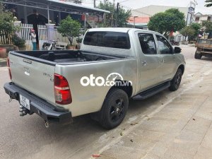Toyota Hilux 2011 - Bán Toyota Hilux sản xuất năm 2011, màu bạc, xe nhập, giá tốt