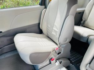 Toyota Sienna 2011 - Bán Toyota Sienna sản xuất 2011, màu trắng, giá chỉ 962 triệu