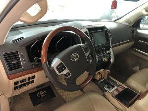 Toyota Land Cruiser 5.7 V8 2012 - Cần bán xe Toyota Land Cruiser 5.7 V8 trắng nội thất kem, năm 2012 full option