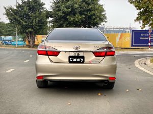 Toyota Camry 2018 - Bán gấp Toyota Camry 2.0E sx 2018 1 chủ từ mới, chạy 35.000km, lốp zin theo xe, giá sốc