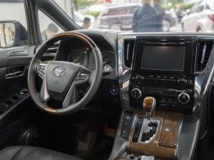 Toyota Alphard 2017 - Bán xe Toyota Alphard Luxury đời 2017 chính chủ giá tốt 3 tỷ 140tr + Hỗ trợ bank 75%