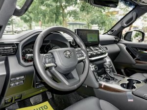 Toyota Land Cruiser 2022 - Màu đen, nhập khẩu nguyên chiếc