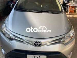 Toyota Vios  E MT 2017 - Cần bán lại xe Toyota Vios E MT năm 2017, màu bạc xe gia đình, 375 triệu