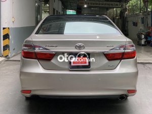Toyota Camry 2017 - Bán Toyota Camry 2.0E năm 2017, màu vàng xe gia đình, 740tr