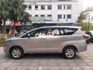 Toyota Innova 2.0E 2017 - Bán xe Toyota Innova 2.0E năm 2017, màu bạc, số sàn